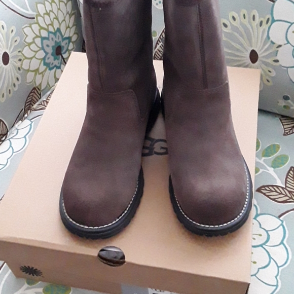 Ugg - Picture 2 of 8